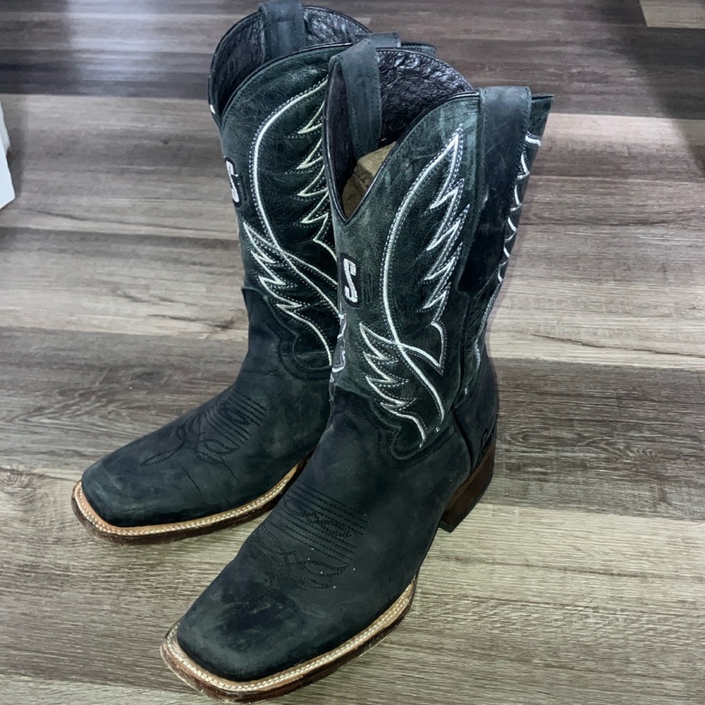 Silverton Men’s Western Cowboy Boots with Intricate Stitching
